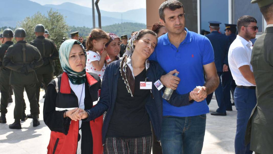 Pençe şehidi son yolculuğuna uğurlandı... Babaya son bakış 11